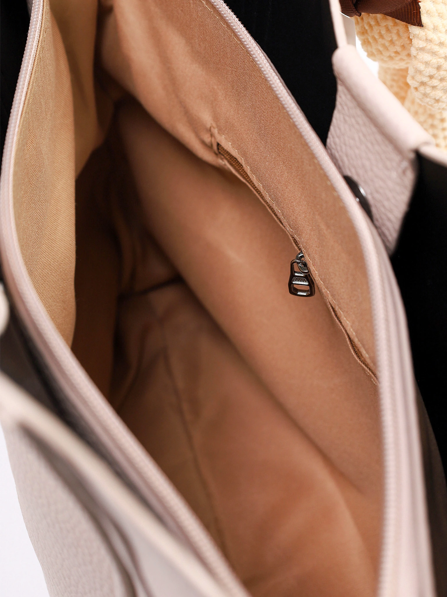 Сумка-тоут с плоскими ручками с брелком-медвежонок в ассортименте